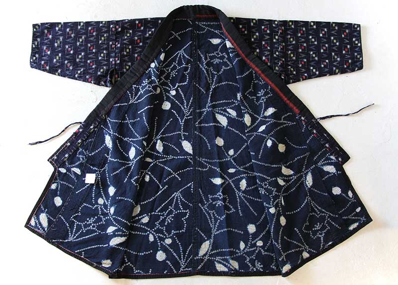 Kimono med shiborimönstrad insida.